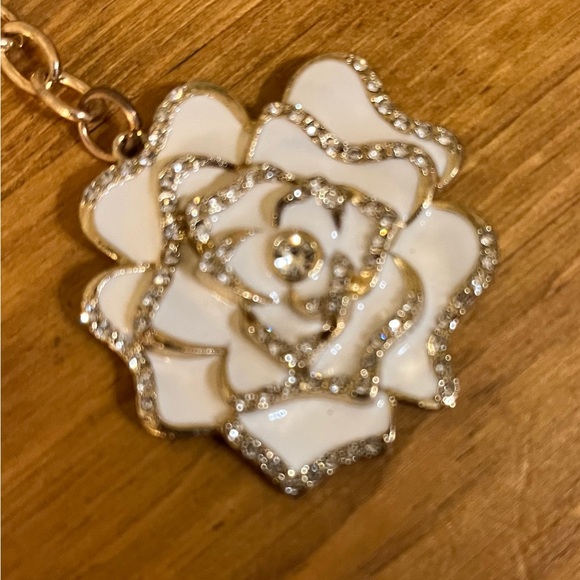 White rose keychain / bag tag on gold tone - Picture 2 of 4